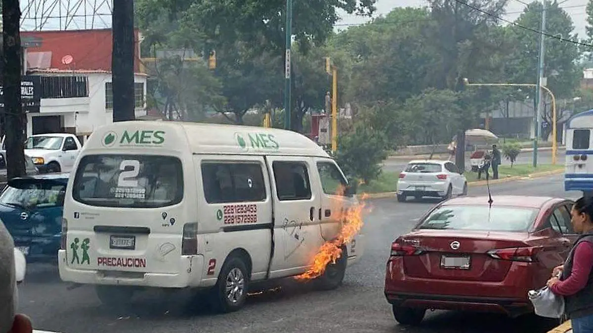 Incendio de combi en Xalapa